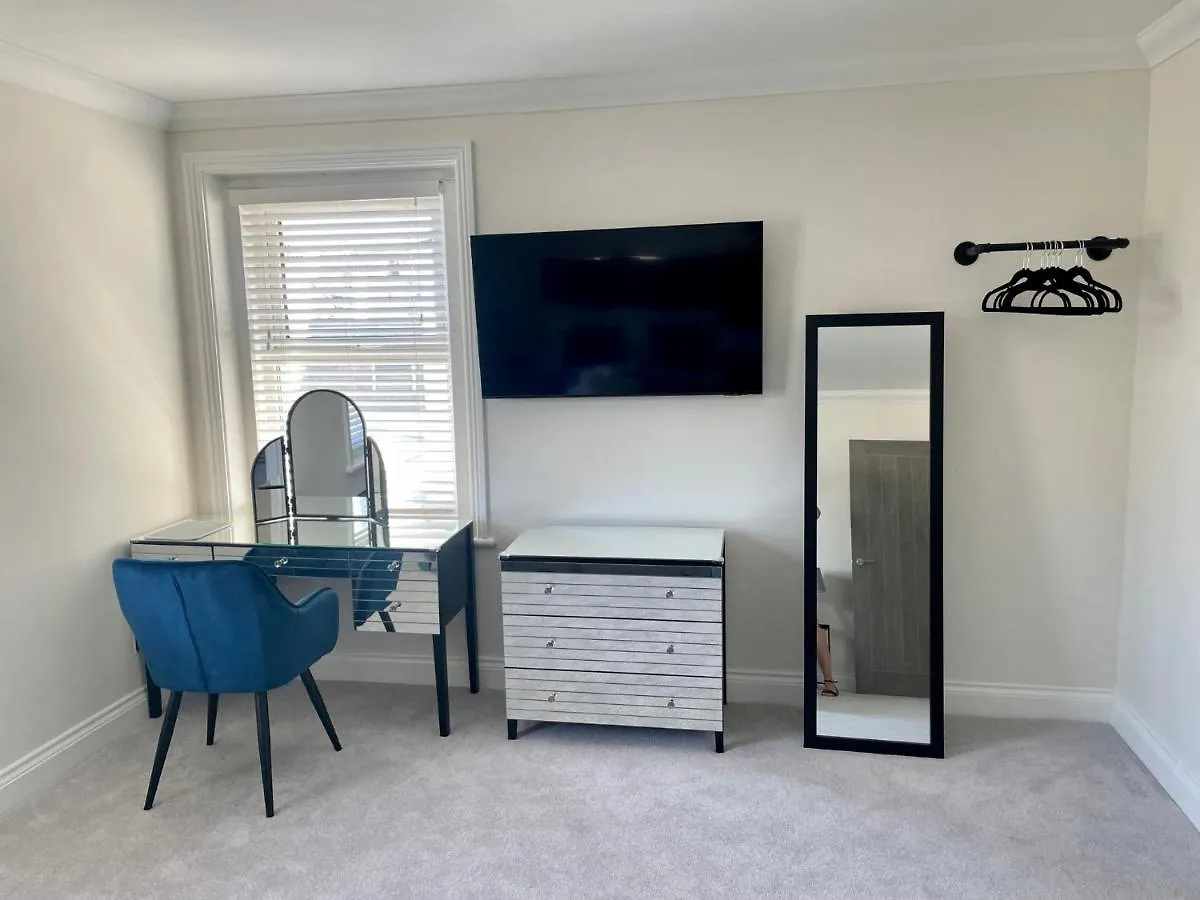 Exquisite Apartment, Stone Throw From The Beach ボーンマス アパート