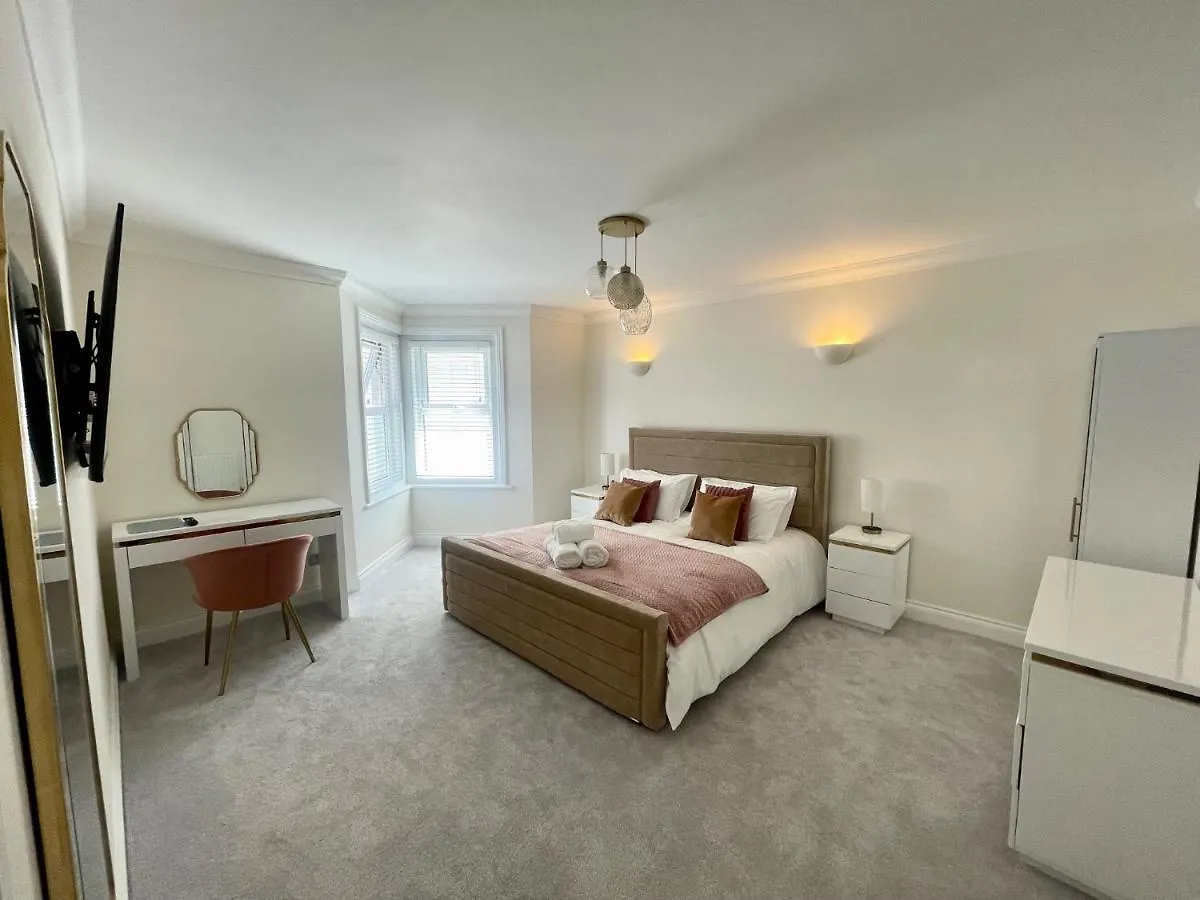 Exquisite Apartment, Stone Throw From The Beach ボーンマス 0*,  イギリス