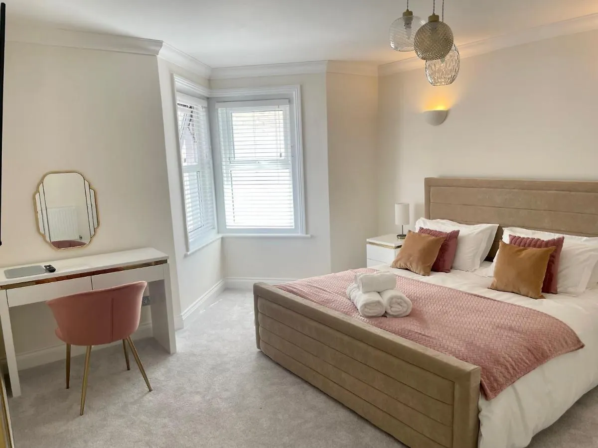 Exquisite Apartment, Stone Throw From The Beach ボーンマス アパート